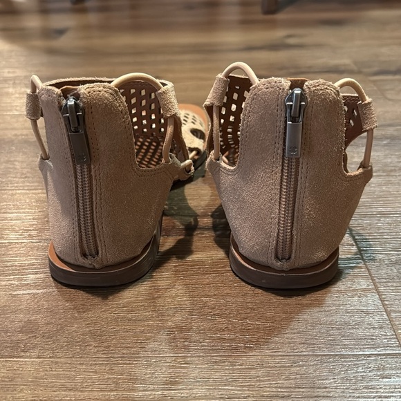 Woman's Lucky Brand Bartega Gladiator Sandal in Dusty Sand. Size 8 - Picture 5 of 8